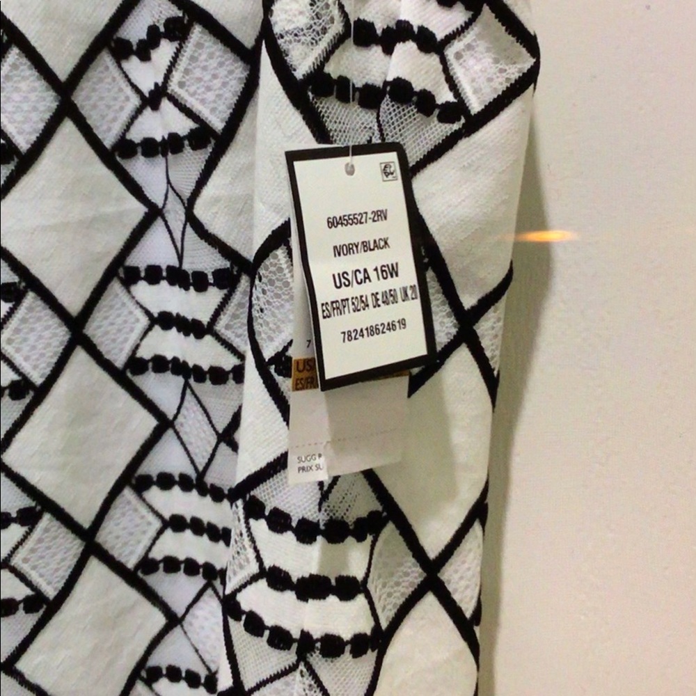 Sleeveless dressy patterned top - Picture 2 of 3